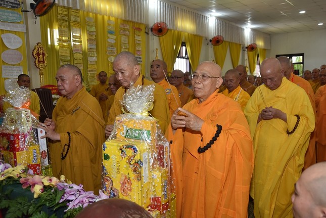 Chư tôn giáo phẩm dâng hương tưởng niệm