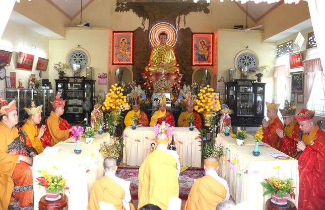 Ban Kinh sư cử hành khóa lễ tụng kinh Ban Kinh sư cử hành khóa lễ tụng kinh