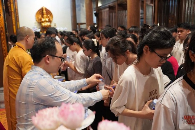 Các bạn tham dự nhận quà từ Ban Tổ chức