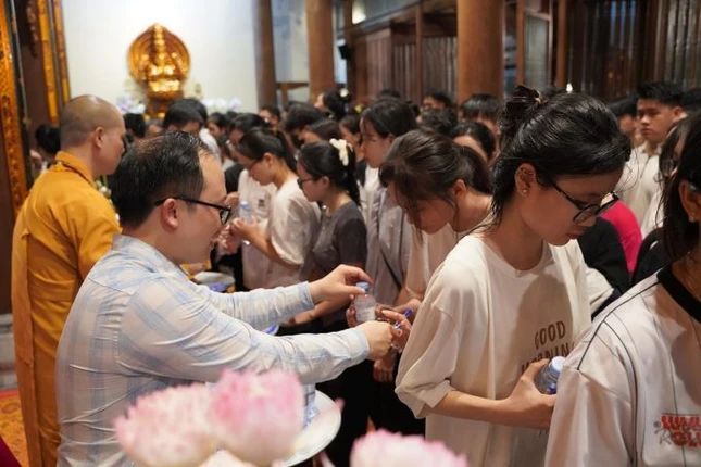 Các bạn tham dự nhận quà từ Ban Tổ chức