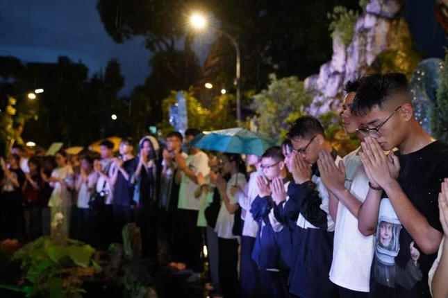 Cầu nguyện trước tôn tượng Bồ-tát Quán Thế Âm