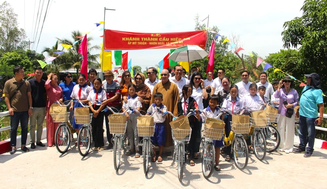 Tặng xe đạp, quà cho các em học sinh