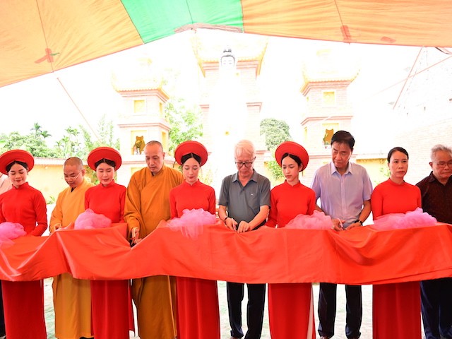 Cắt băng khánh thành vườn tháp Tổ trong khuôn viên chùa Phúc Sen Cắt băng khánh thành vườn tháp Tổ trong khuôn viên chùa Phúc Sen