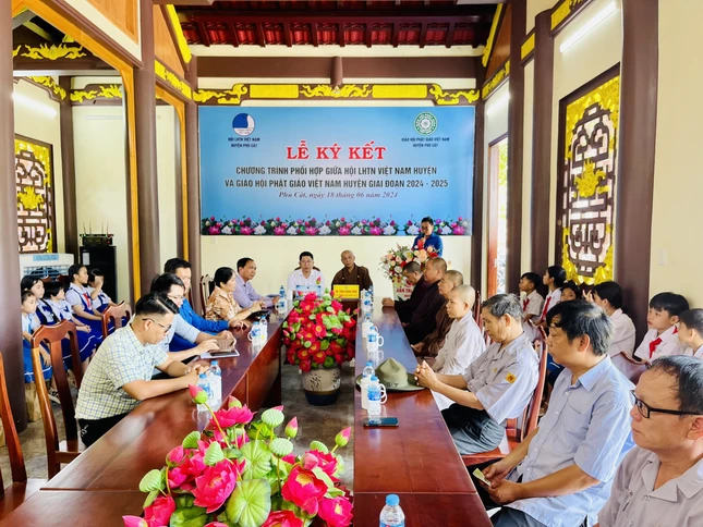 Ông Nguyễn Văn Khoa trình dự thảo chương trình phối hợp giữa Ban Trị sự GHPGVN H.Phù Cát và Hội Liên hiệp Thanh niên VN huyện