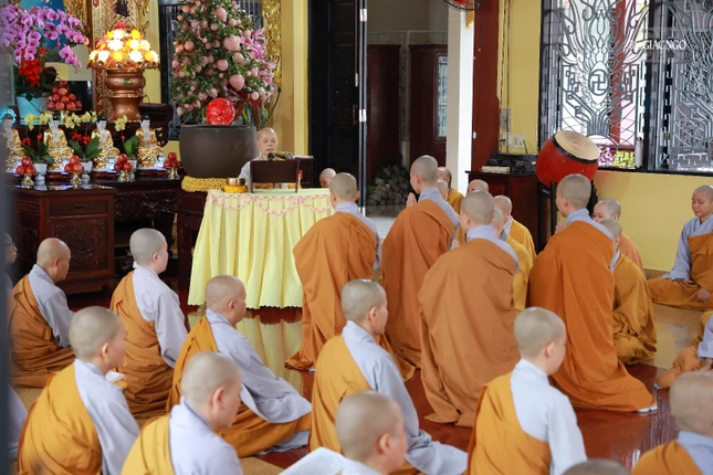 Ni trưởng Thích nữ Hạnh Tịnh tụng giới Sa-di và Thức-xoa