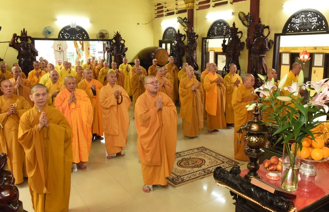 Đại chúng nhất tâm đảnh lễ Tam bảo