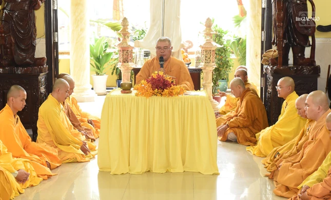 Đại đức Thích Bửu Đăng trùng tuyên giới Tỳ-kheo và Bồ-tát giữa đại chúng