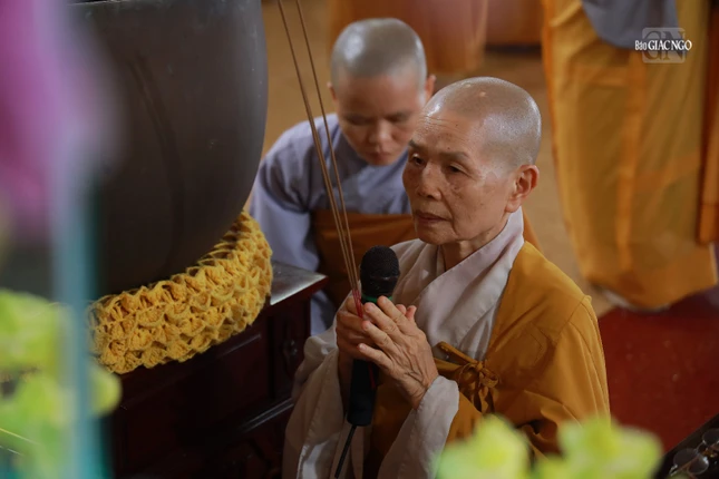 Niêm hương bạch Phật