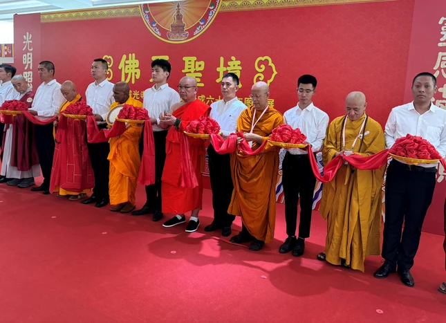 Cắt băng khai mạc khu vực triển lãm Kỷ niệm 60 năm trùng kiến bảo tháp xá-lợi răng Phật tại chùa Linh Quang