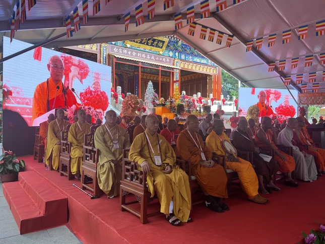 Đại biểu Phật giáo các nước theo dõi Trưởng lão Hòa thượng Thích Diễn Giác, Chủ tịch Hiệp hội Phật giáo Trung Quốc phát biểu chào mừng