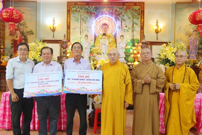 Trao bảng tượng trưng ủng hộ Quỹ “Vì biển đảo quê hương - Vì tuyến đầu Tổ quốc” và Quỹ “Vì Người nghèo” huyện