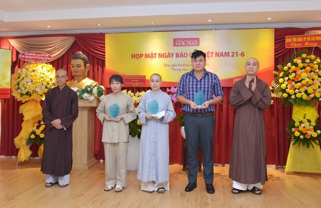 Trao giải tác phẩm được bạn đọc yêu thích nhất và những tác phẩm ở top 12