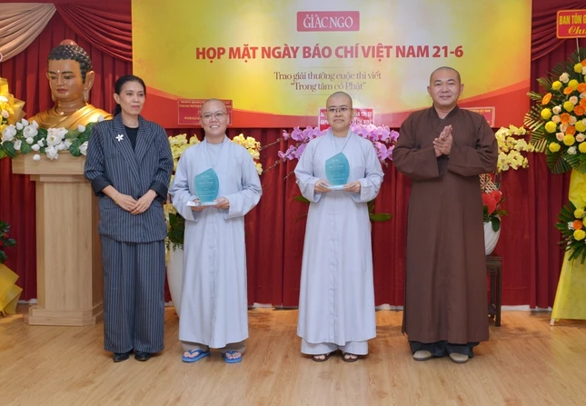 Sư cô Thích nữ Diệu Trí và Sư cô Thích nữ Diệu Phúc nhận giải khuyến khích