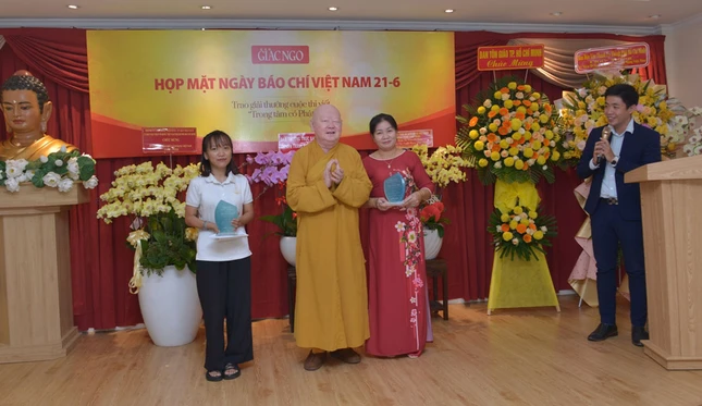 Hòa thượng Thích Duy Trấn trao giải nhì và giải ba