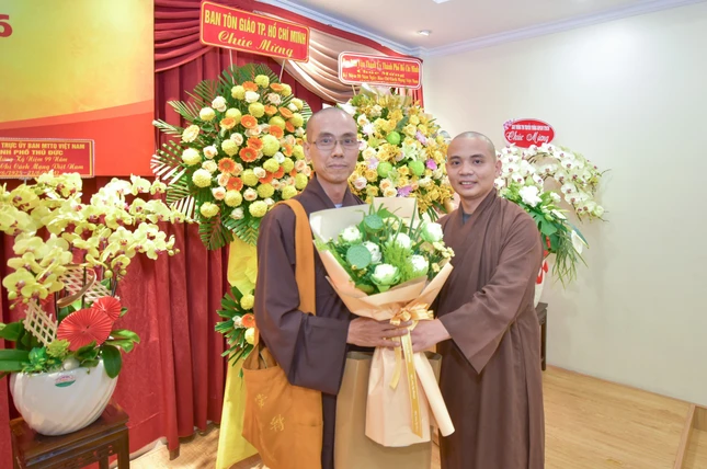 Đại đức Thích Nguyện Truyền thay mặt Câu lạc bộ Phóng viên - Cộng tác viên Báo Giác Ngộ tặng hoa tri ân thành viên Ban Giám khảo