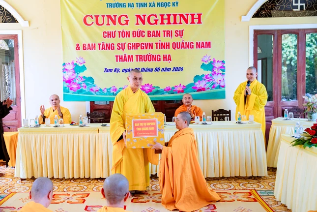 Ban Thường trực Ban Trị sự GHPGVN tỉnh Quảng Nam trao phần quà cúng dường trường hạ