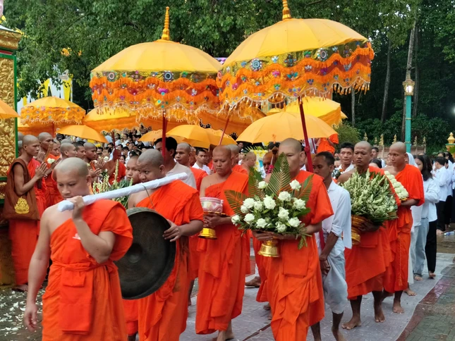 Nhiễu kim quan 3 vòng quanh chánh điện chùa Bà Giam