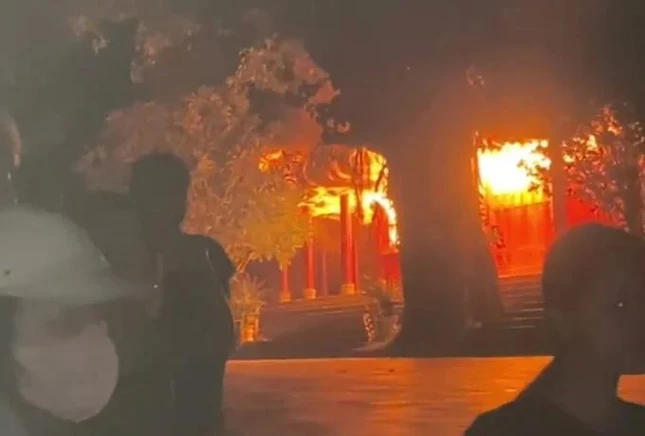 Chánh điện chùa Thuyền Lâm bất ngờ bốc cháy dữ dội trong đêm 23-6 (Ảnh cắt từ clip)