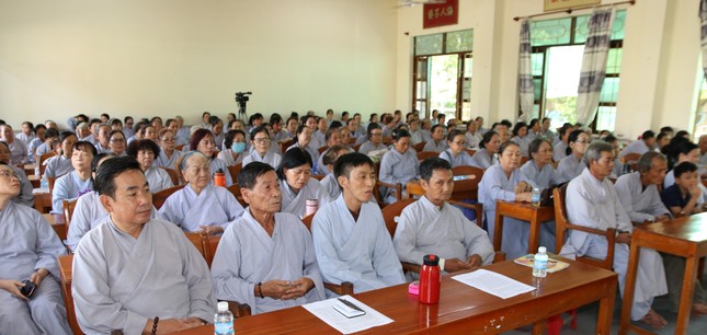 Gần 200 Phật tử về trường hạ Tòng Lâm Vạn Thiện dự khóa tu Bát Quan trai