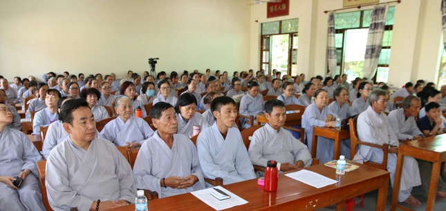 Gần 200 Phật tử về trường hạ Tòng Lâm Vạn Thiện dự khóa tu Bát Quan trai