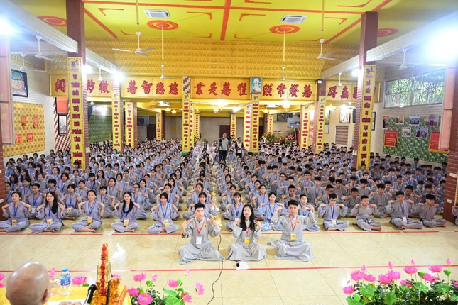 Đồng diễn vũ khúc Khóa tu mùa hè Bồ Đề Tâm”