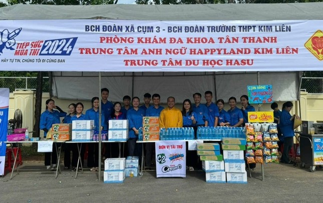 Tặng quà các tình nguyện viên tại điểm Trường THPT Kim Liên Tặng quà các tình nguyện viên tại điểm Trường THPT Kim Liên