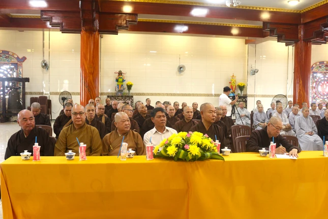 Chư tôn đức tham dự buổi báo cáo chuyên đề Chư tôn đức tham dự buổi báo cáo chuyên đề