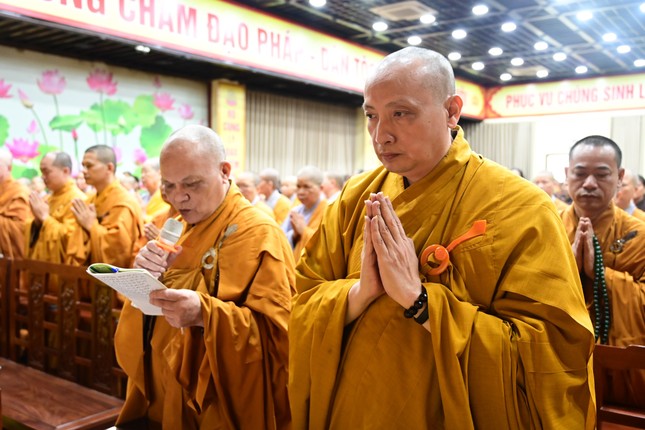 Thượng tọa Thích Tục Hạnh đại diện chư hành giả an cư tác bạch cầu pháp