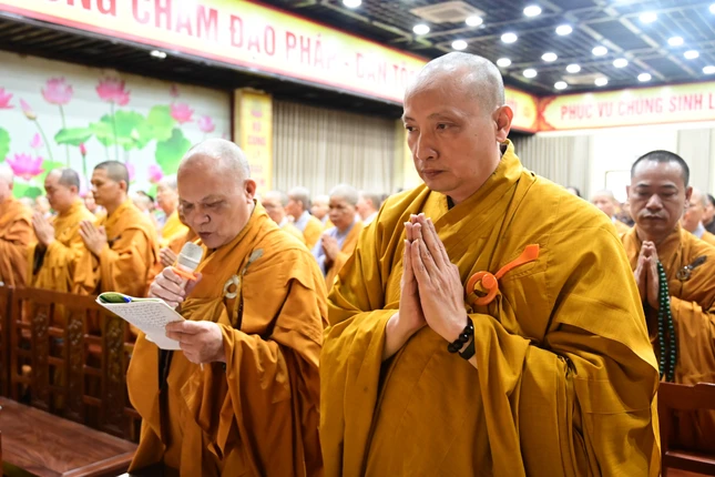Thượng tọa Thích Tục Hạnh đại diện chư hành giả an cư tác bạch cầu pháp Thượng tọa Thích Tục Hạnh đại diện chư hành giả an cư tác bạch cầu pháp