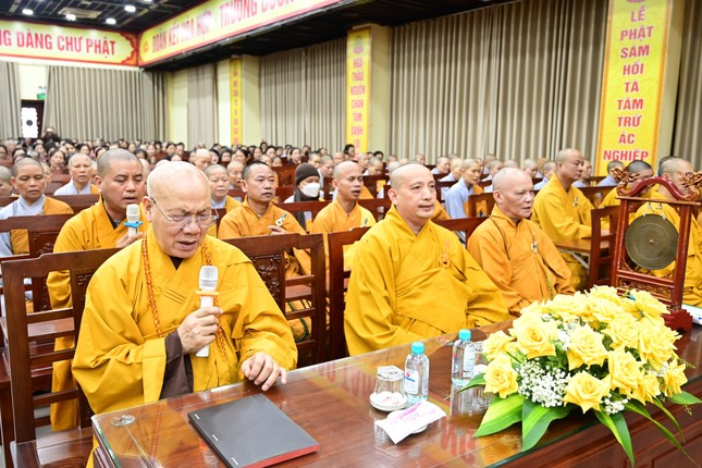 Chư tôn đức cử hành khóa lễ tụng kinh, niệm Phật