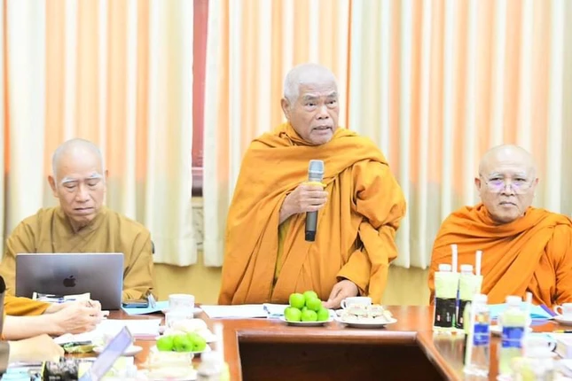 Hòa thượng Thích Giác Toàn chủ trì phiên họp