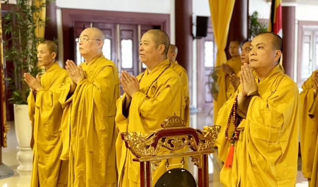 Chư tôn đức niệm Phật cầu gia hộ