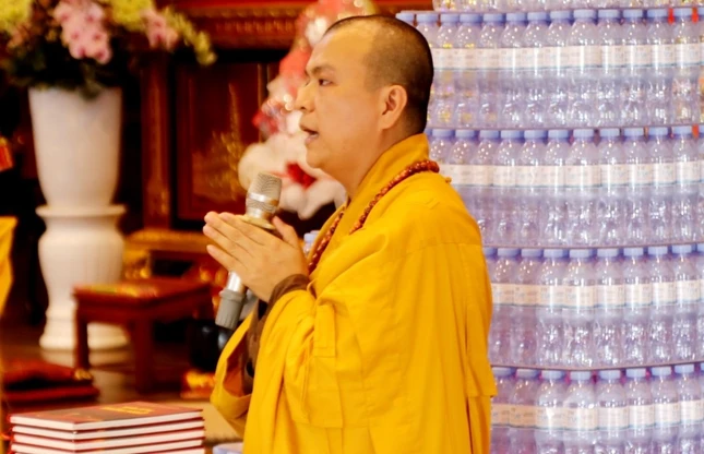 Đại đức Thích Minh Hải báo cáo công tác tổ chức khóa hậu An cư kiết hạ của Phật giáo tỉnh Nghệ An