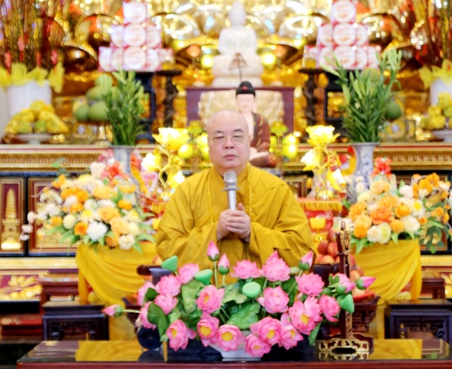 Trưởng lão Hòa thượng Thích Thanh Nhiễu ban đạo từ