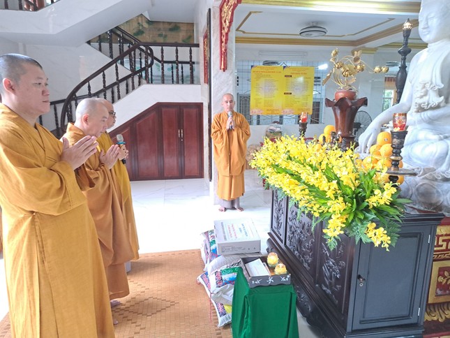 Đảnh lễ Tam bảo tại chùa Hưng Phước