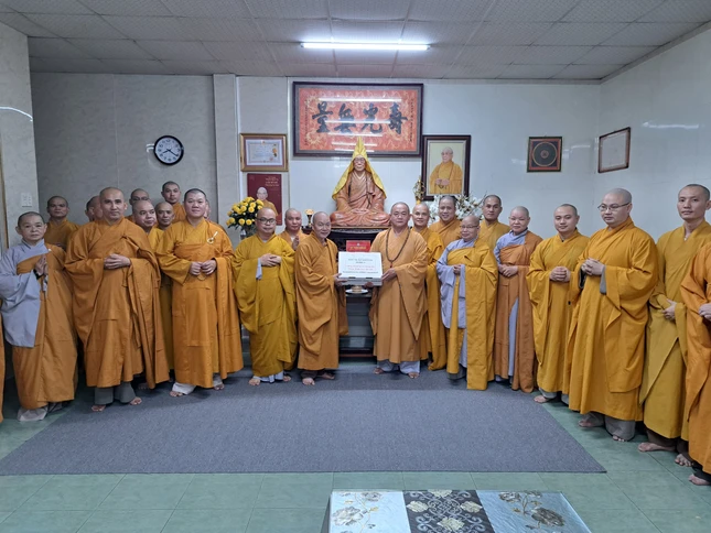 Trao cúng dường tịnh tài, tịnh vật tại trường hạ chùa Xá Lợi