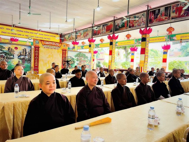 Chư Ni tham dự hội nghị tại chùa Tường Vân