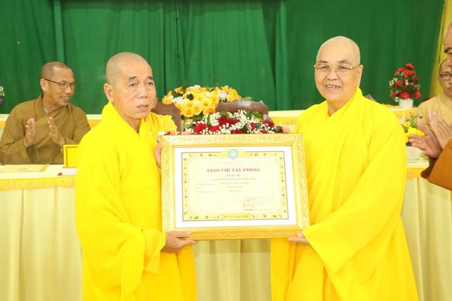 Trao giáo chỉ tấn phong giáo phẩm Hòa thượng