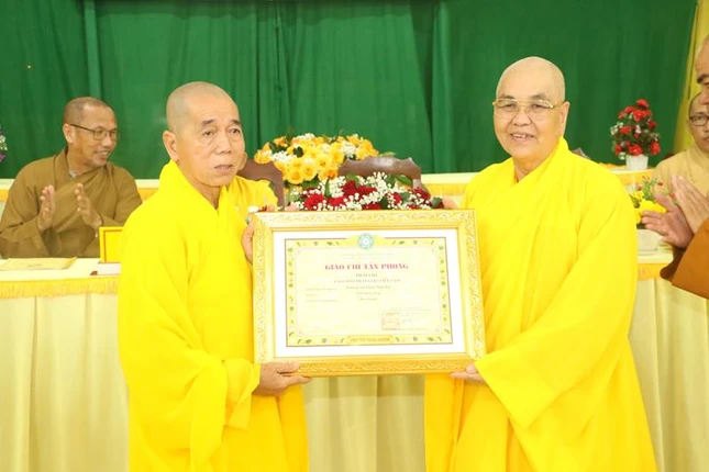 Trao giáo chỉ tấn phong giáo phẩm Hòa thượng