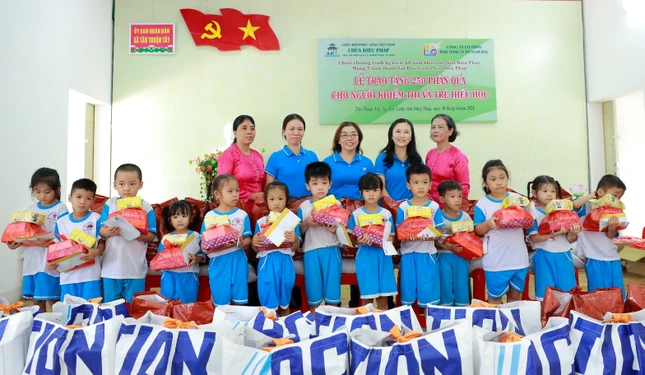 Tặng quà cho các trẻ em hiếu học