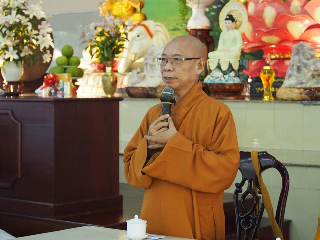 Hòa thượng Thích Huệ Minh sách tấn hành giả an cư tại Học viện Phật giáo VN tại TP.HCM Hòa thượng Thích Huệ Minh sách tấn hành giả an cư tại Học viện Phật giáo VN tại TP.HCM