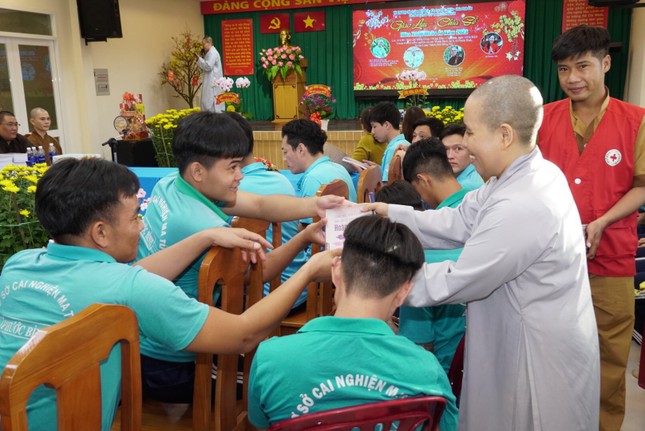 Sư cô Minh Hoa tặng sách trong buổi giao lưu, chia sẻ với các bạn trẻ trong trung tâm cai nghiện