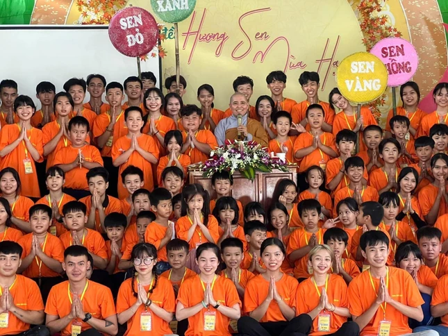 Sư cô Minh Hoa giáo dục kỹ năng sống cho các bạn thanh thiếu niên