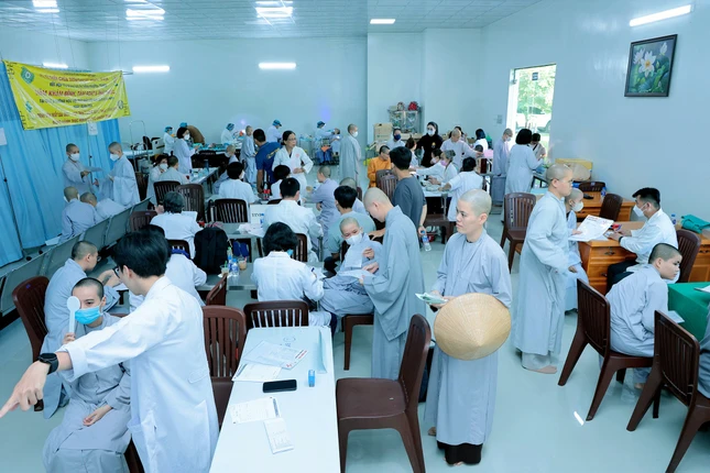 Quang cảnh buổi khám bệnh tổng quát cho các Ni sinh