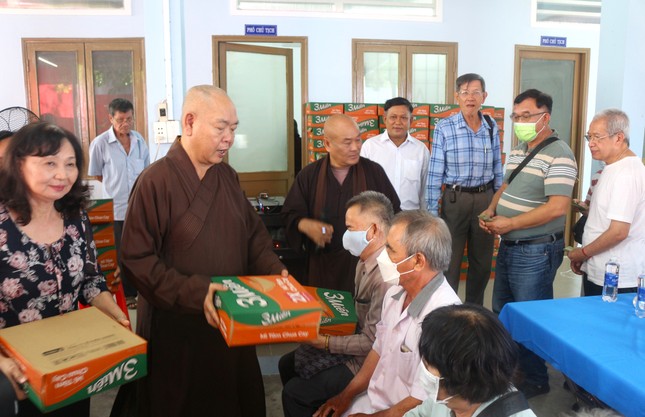 Thượng tọa Thích Huệ Công tận tay trao quà Thượng tọa Thích Huệ Công tận tay trao quà