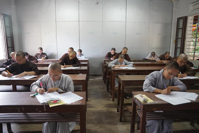 Nghiêm túc làm bài thi