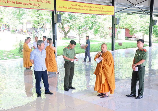 Đoàn kiểm tra tại giảng đường tịnh Xá Linh Sơn nơi diễn ra các hoạt động của khóa tu Đoàn kiểm tra tại giảng đường tịnh Xá Linh Sơn nơi diễn ra các hoạt động của khóa tu