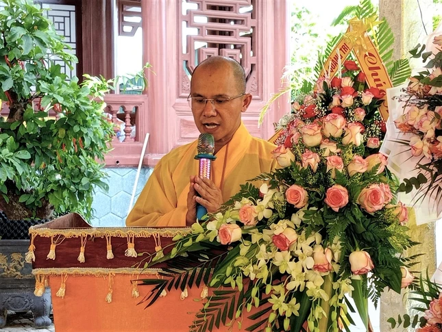 Đại đức Thích Nguyên Chiếu phát biểu khai mạc Đại đức Thích Nguyên Chiếu phát biểu khai mạc