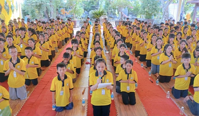 Đại diện các tu sinh dâng lời phát nguyện Đại diện các tu sinh dâng lời phát nguyện