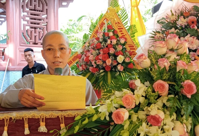 Sư cô Thích nữ Trung Thanh đọc nội quy khóa tu Sư cô Thích nữ Trung Thanh đọc nội quy khóa tu